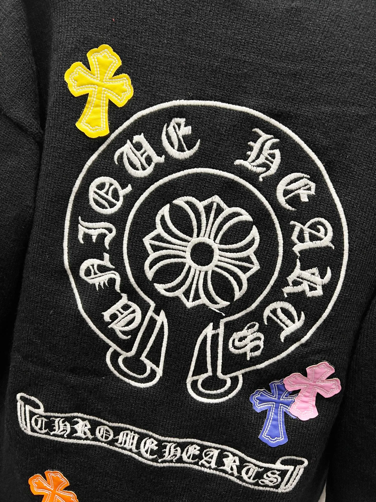 P250 model number: (Q031) -Chrome Hearts/Chrome Hearts colorful cross-veneer cardigan jacket sweater. High weight, high density and high quality. The wool is soft, delicate and skin-friendly. Soft and silky to the touch. Excellent warmth and skin-friendly properties. Custom-woven and dyed. No color difference. No matter the fabric or workmanship details, it is better than the ordinary version on the market. -The hardware zipper accessories are all customized and full of details. Crow autumn and winter super heavy embroidery ➕ positioning leather label long-sleeved knitted cardigan lazy outer wear mid-length sweater -Colour: black white Size: S M L